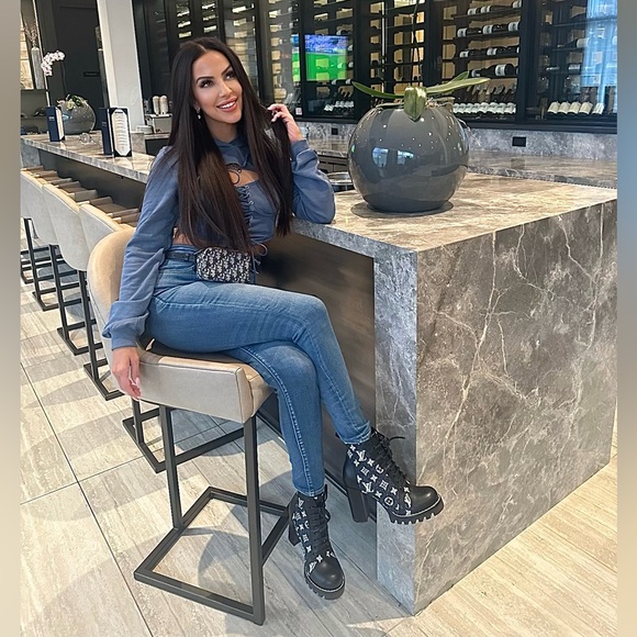 Meet your Posher, Cecilia - Picture 1 of 1